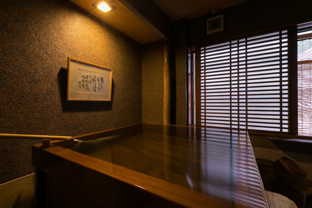 10畳ツインルーム 専用温泉風呂付き客室 客室2 | Shima-Onsen Toshimaya