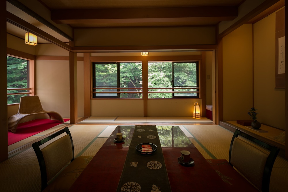 10畳和室渓流側 | Shima-Onsen Toshimaya