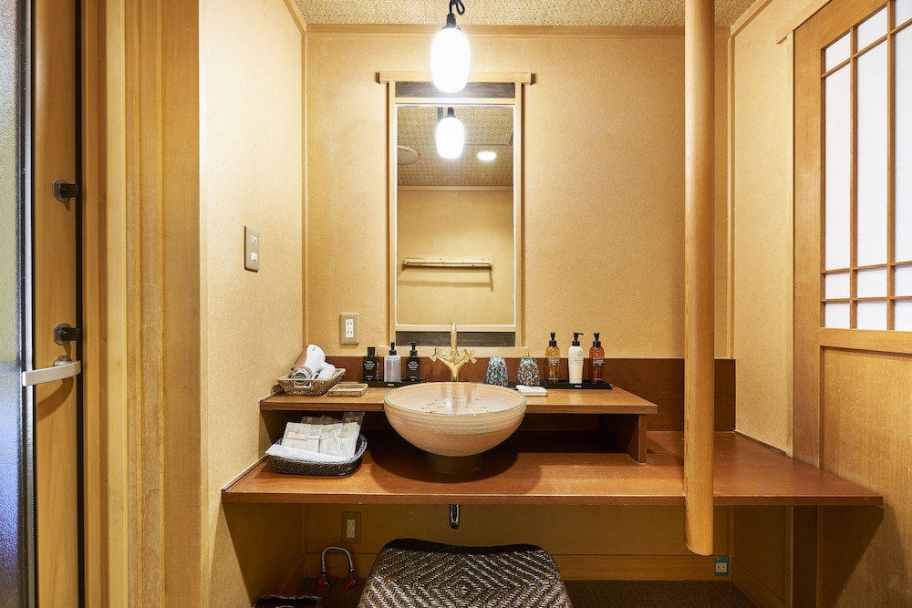 和室10畳、ベットルーム、専用露天風呂付客室 バスルーム1 | Shima-Onsen Toshimaya