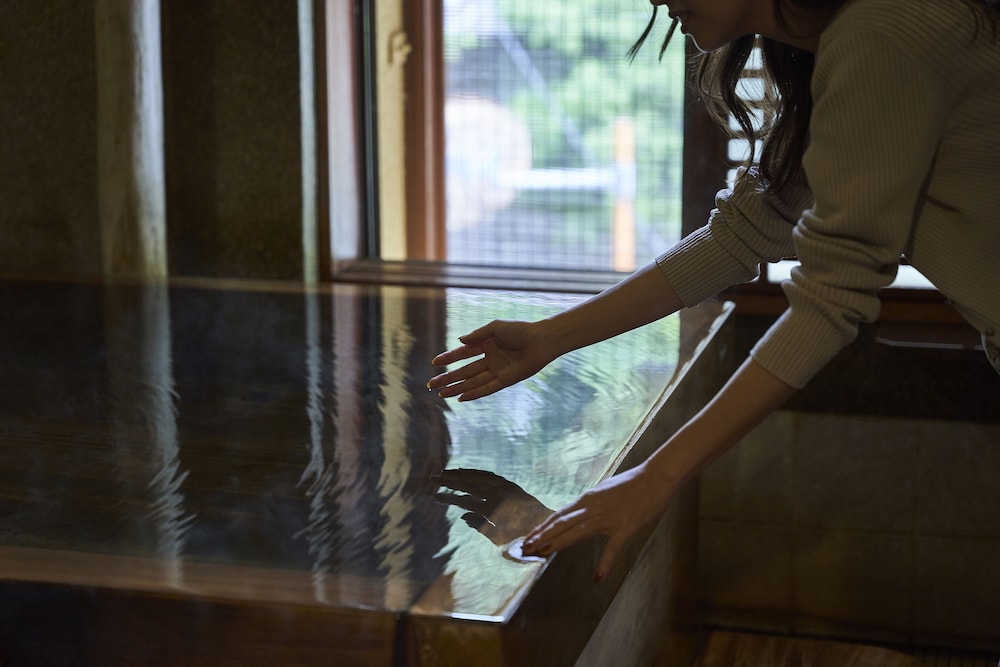 10畳ツインルーム 専用温泉風呂付き客室 バスルーム0 | Shima-Onsen Toshimaya