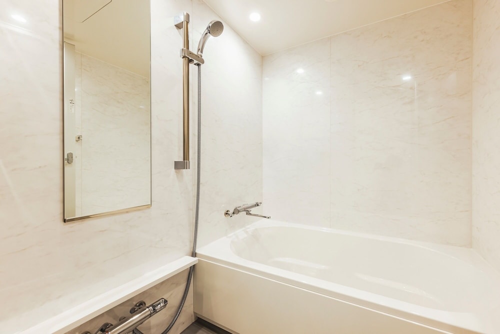 スーペリア ツインルーム シングルベッド 2 台 禁煙 専用バスルーム バスルーム1 | HOTEL NUPKA (ホテルヌプカ)