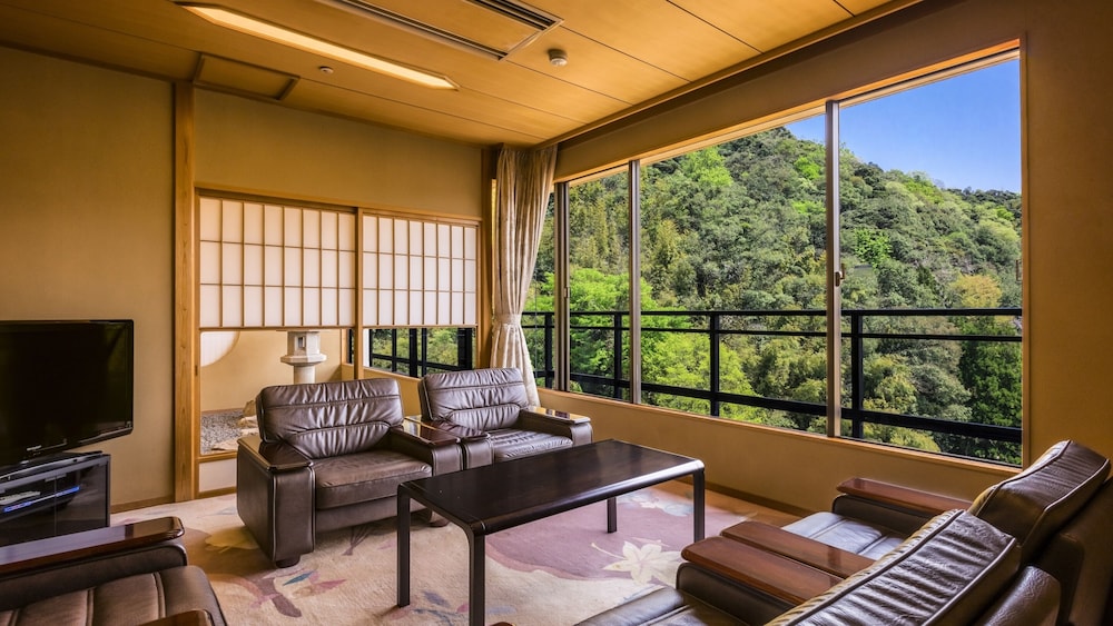 [禁煙] スイート「華扇」 内風呂あり(ガーデンビュー) 客室2 | 大江戸温泉物語Premium 斉木別館