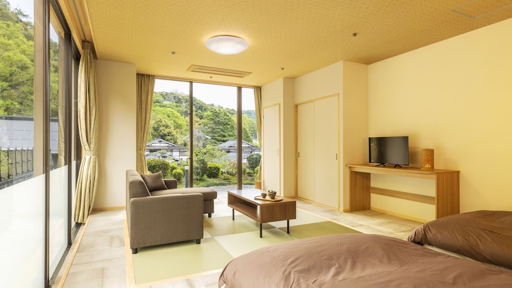 [禁煙] スーペリア和洋室ツイン 内風呂なし(ガーデンビュー) | 大江戸温泉物語Premium 斉木別館