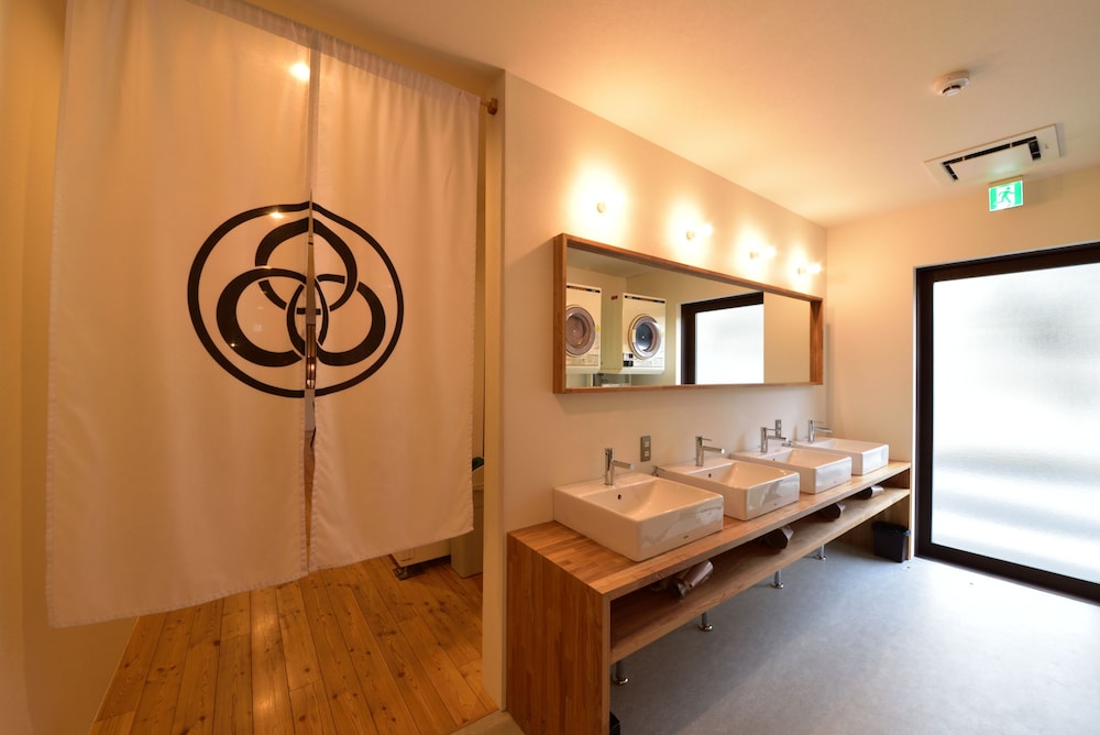 12ベッド　男女混合ドミトリー ２名予約 バスルームのシンク0 | ホステルみつわ屋大阪