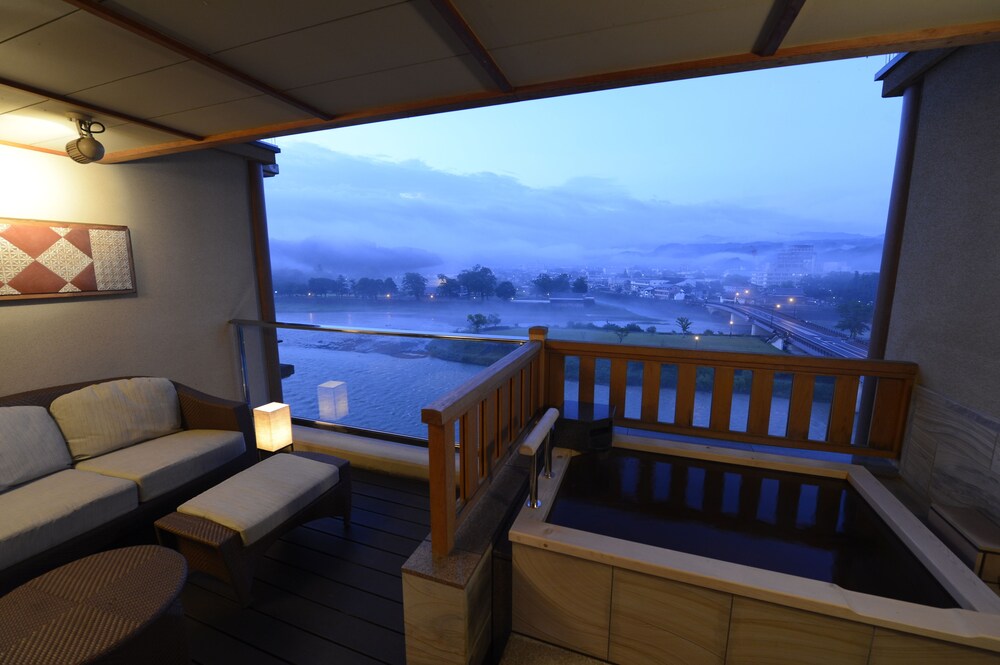 スーペリア ツインルーム 露天風呂付 禁煙 リバービュー 客室の設備とサービス0 | 人吉温泉 清流山水花 あゆの里