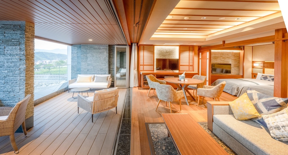 パノラミック スイート 露天風呂付 禁煙 リバービュー | 人吉温泉 清流山水花 あゆの里