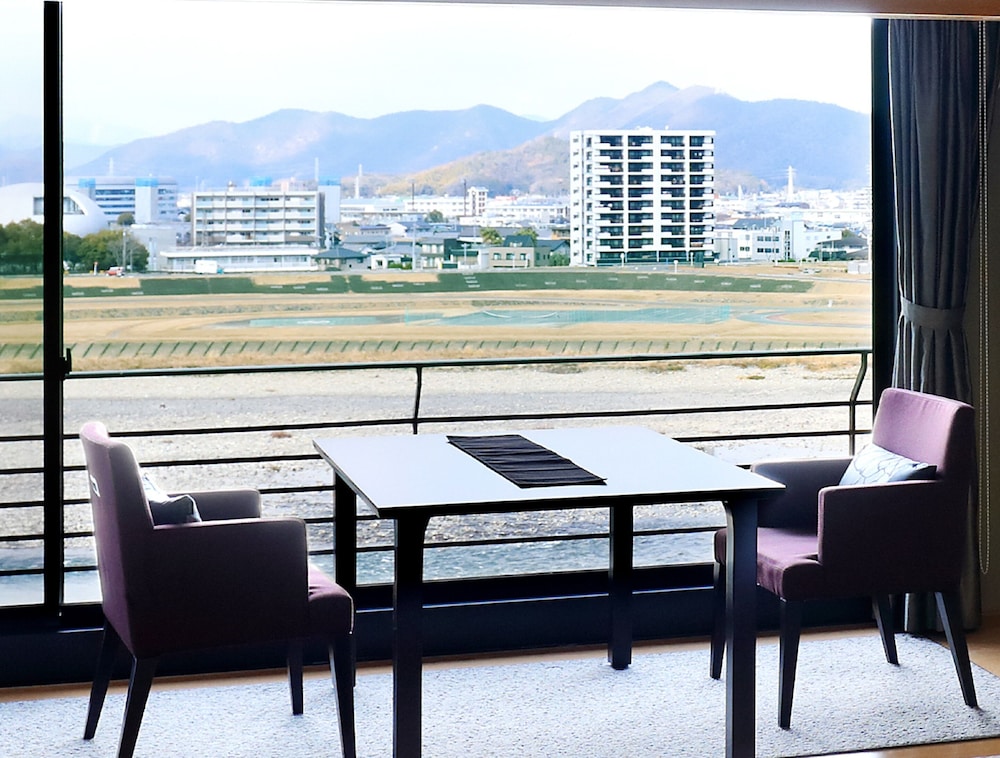 禁煙 川側和室ベッドルーム(10畳) 部屋からの景観0 | 十八楼