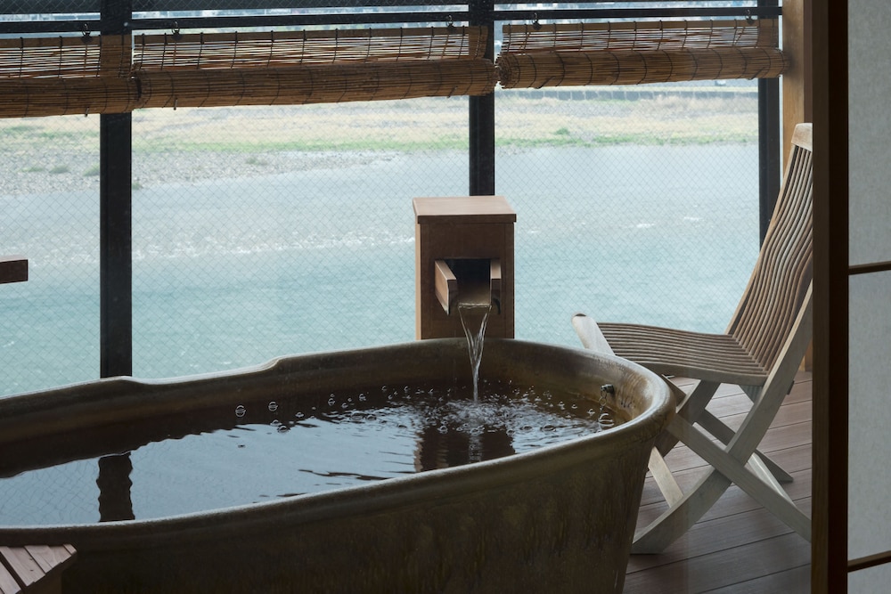 禁煙 露天風呂付川側和室10畳 客室2 | 十八楼