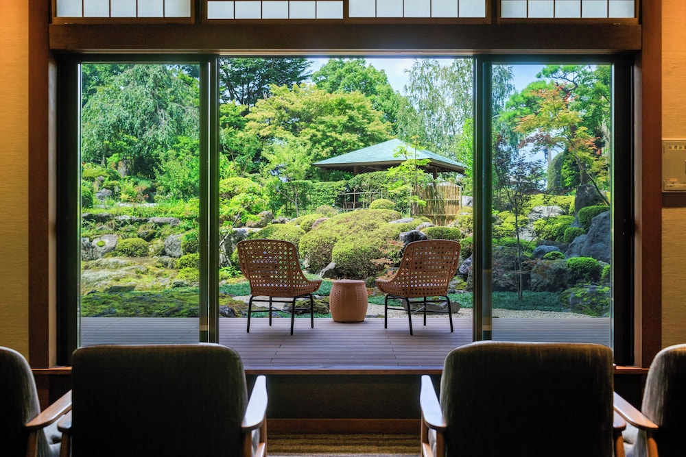 燦里 Comfort 洋室 富士山側 [山梨ワインラウンジ利用可能] エグゼクティブ ラウンジ4 | 富士山温泉 ホテル鐘山苑