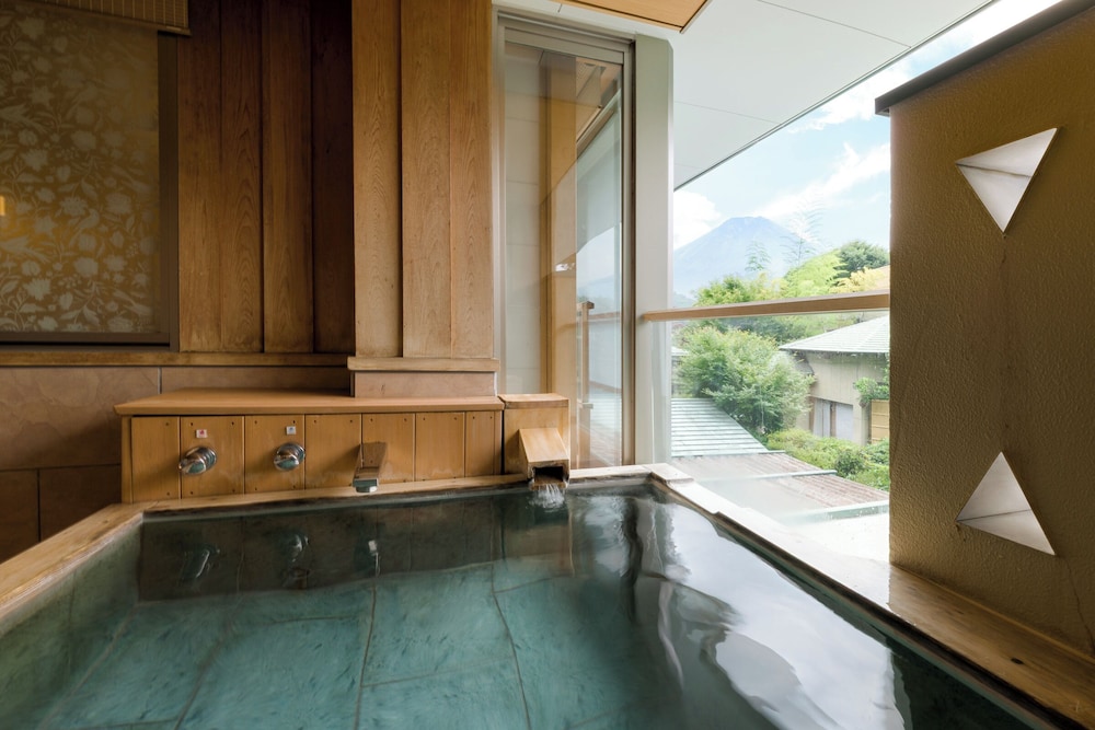 ゆらく山彦亭「話楽」 和室 露天風呂付 富士山側 バスルーム3 | 富士山温泉 ホテル鐘山苑