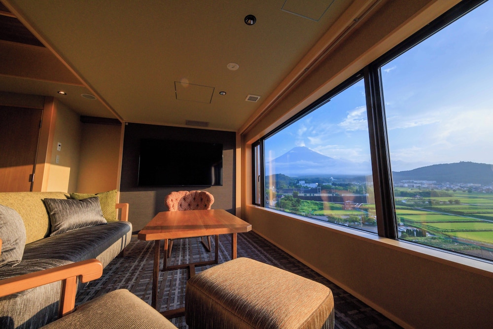 燦里 Suite 洋室 富士山側 [山梨ワインラウンジ利用可能] 客室1 | 富士山温泉 ホテル鐘山苑