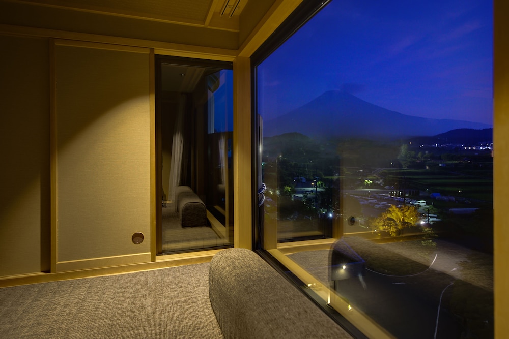 燦里 Comfort 洋室 富士山側 [山梨ワインラウンジ利用可能] マウンテン ビュー0 | 富士山温泉 ホテル鐘山苑
