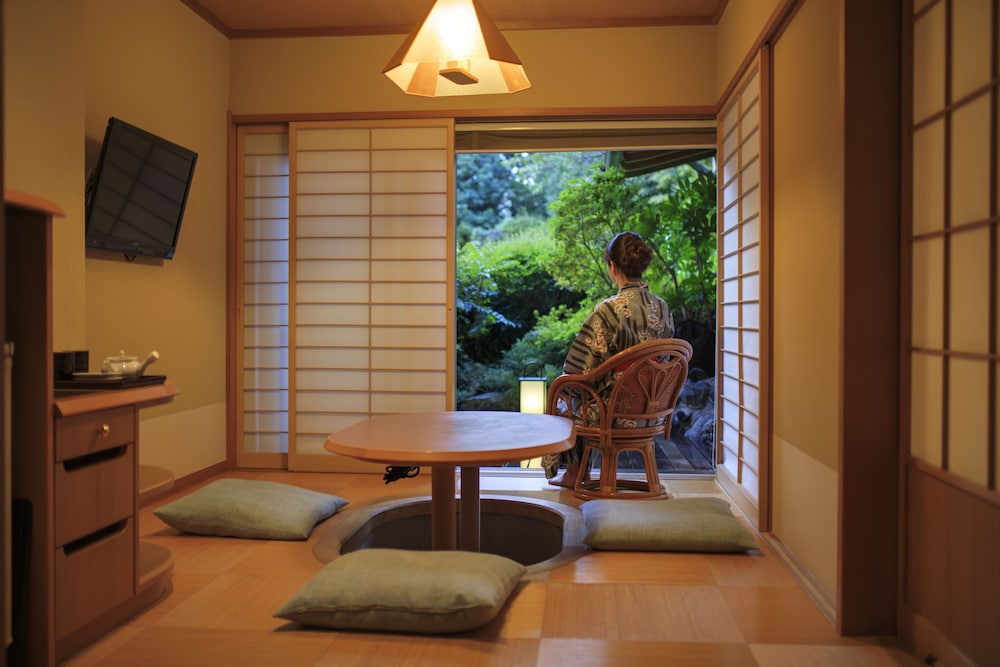 野楽の間 和室 露天風呂付[山梨ワインラウンジ利用可能] リビング エリア0 | 富士山温泉 ホテル鐘山苑