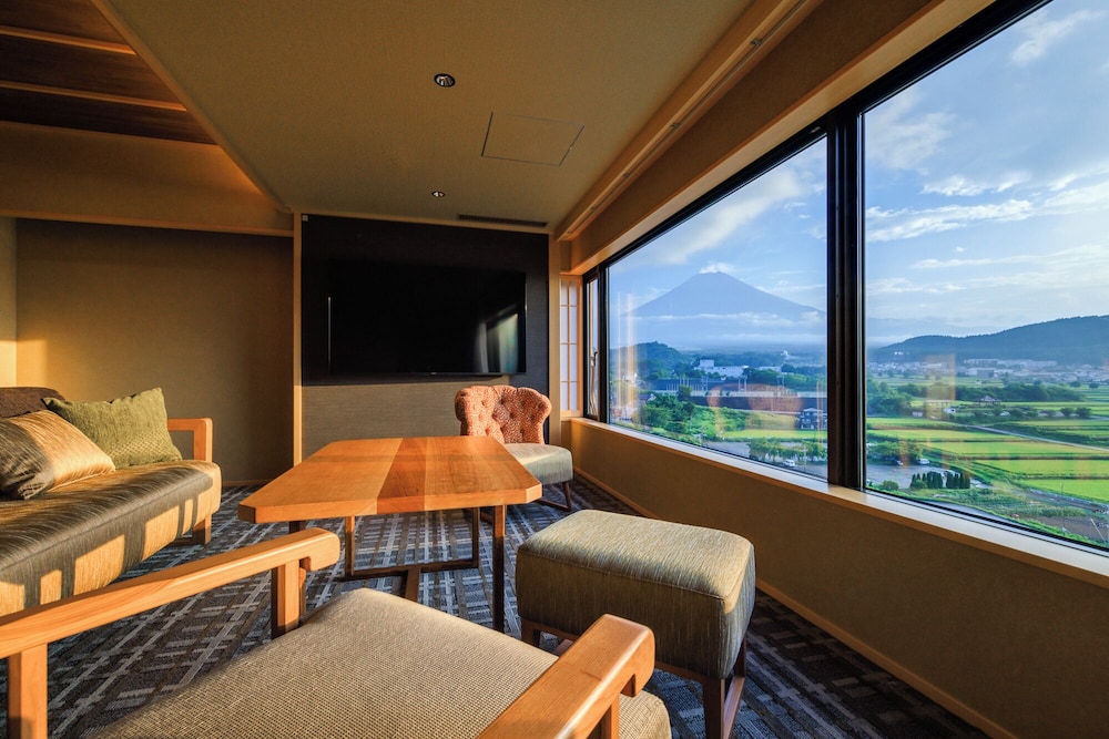 燦里 Suite 洋室 富士山側 [山梨ワインラウンジ利用可能] 客室2 | 富士山温泉 ホテル鐘山苑