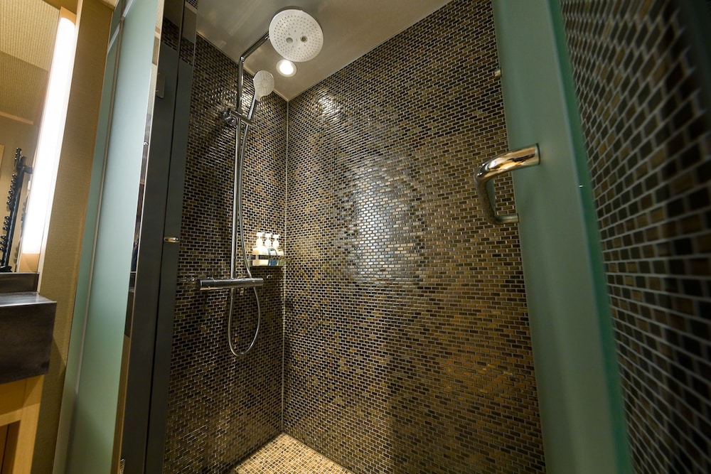 細流亭 ツインルーム [山梨ワインラウンジ利用可能] バスルームのシャワー1 | 富士山温泉 ホテル鐘山苑