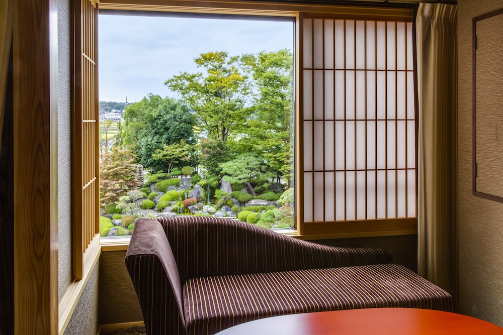 細流亭 モダン和室 [山梨ワインラウンジ利用可能] 部屋からの景観0 | 富士山温泉 ホテル鐘山苑