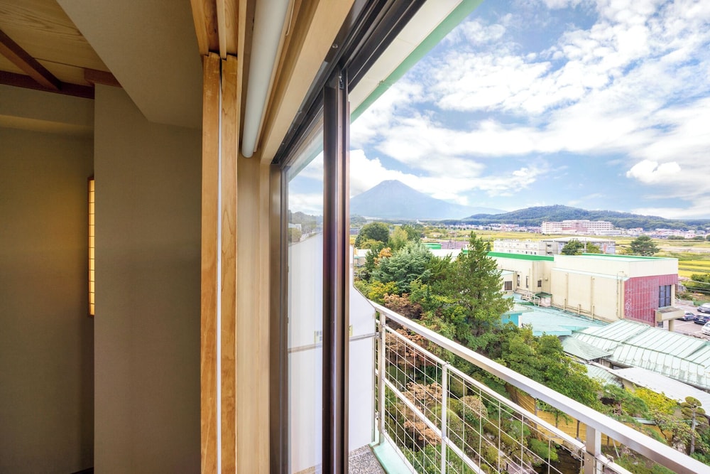 深山亭 和室 富士山側 [山梨ワインラウンジ利用可能] 部屋からの景観1 | 富士山温泉 ホテル鐘山苑