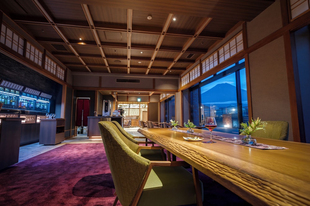 細流亭 ツインルーム [山梨ワインラウンジ利用可能] エグゼクティブ ラウンジ1 | 富士山温泉 ホテル鐘山苑