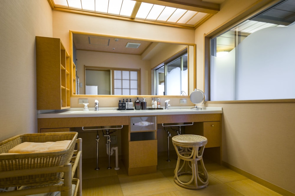 野楽の間 和室 露天風呂付[山梨ワインラウンジ利用可能] 客室の設備とサービス0 | 富士山温泉 ホテル鐘山苑