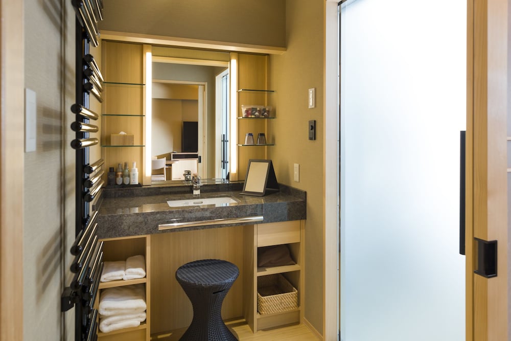 燦里 Comfort 洋室 富士山側 [山梨ワインラウンジ利用可能] 客室1 | 富士山温泉 ホテル鐘山苑