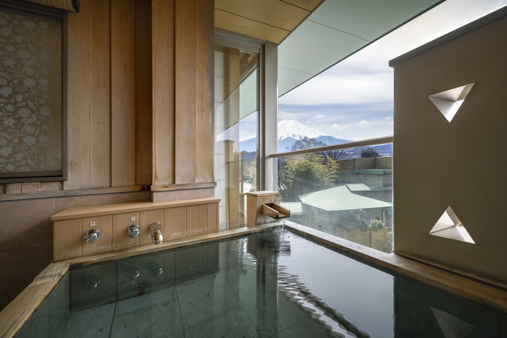 ゆらく山彦亭「話楽」 和室 露天風呂付 富士山側 バスルーム0 | 富士山温泉 ホテル鐘山苑