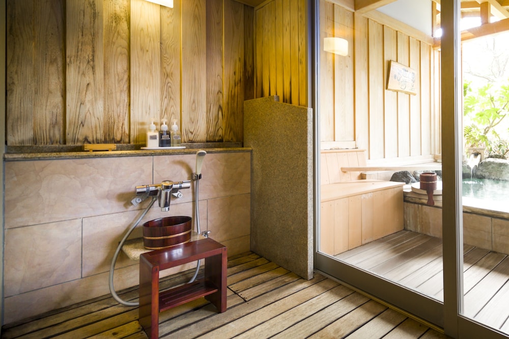 野楽の間 和室 露天風呂付[山梨ワインラウンジ利用可能] バスルームのシャワー0 | 富士山温泉 ホテル鐘山苑