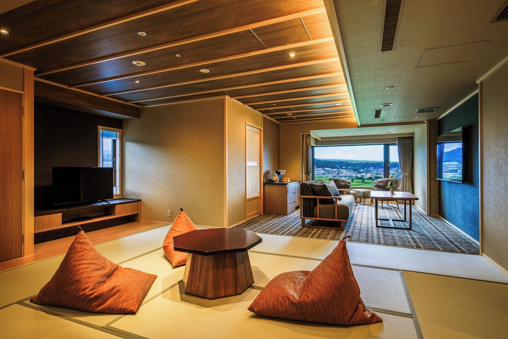 燦里 Suite 洋室 富士山側 [山梨ワインラウンジ利用可能] 客室4 | 富士山温泉 ホテル鐘山苑