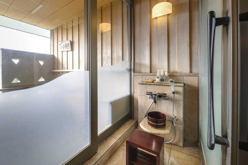 ゆらく山彦亭「話楽」 和室 露天風呂付 富士山側 バスルームのシャワー0 | 富士山温泉 ホテル鐘山苑