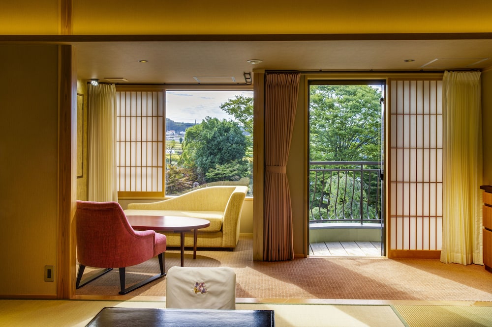 細流亭 モダン和室 [山梨ワインラウンジ利用可能] リビング エリア0 | 富士山温泉 ホテル鐘山苑