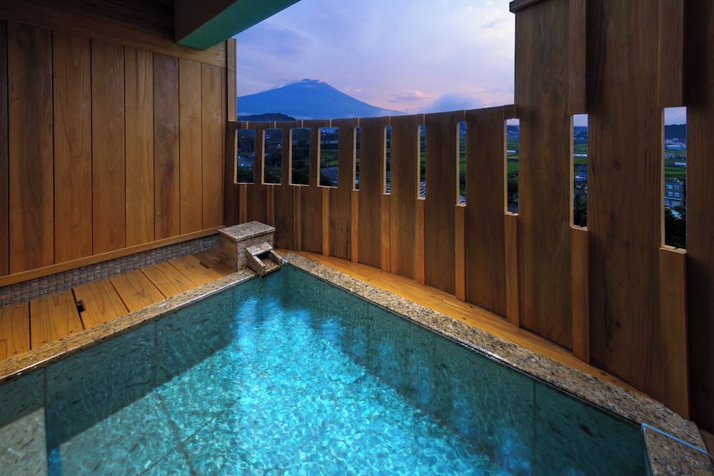 燦里 Suite 洋室 富士山側 [山梨ワインラウンジ利用可能] バスルーム2 | 富士山温泉 ホテル鐘山苑