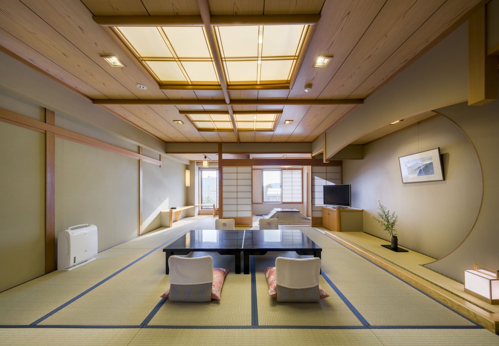 桂亭　和室[山梨ワインラウンジ利用可能] 客室1 | 富士山温泉 ホテル鐘山苑