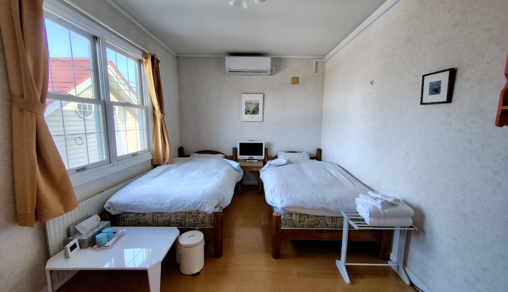 ツインルーム [禁煙] WIFI無料 共有バスルーム 客室2 | ペンション星に願いを