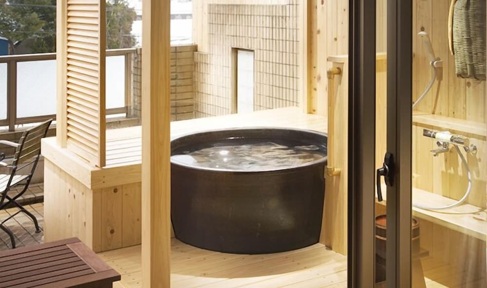 ツインルーム 専用バスルーム 深めの浴槽1 | つるぎ恋月