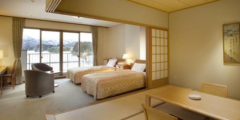 ツインルーム 共用バスルーム 客室1 | つるぎ恋月