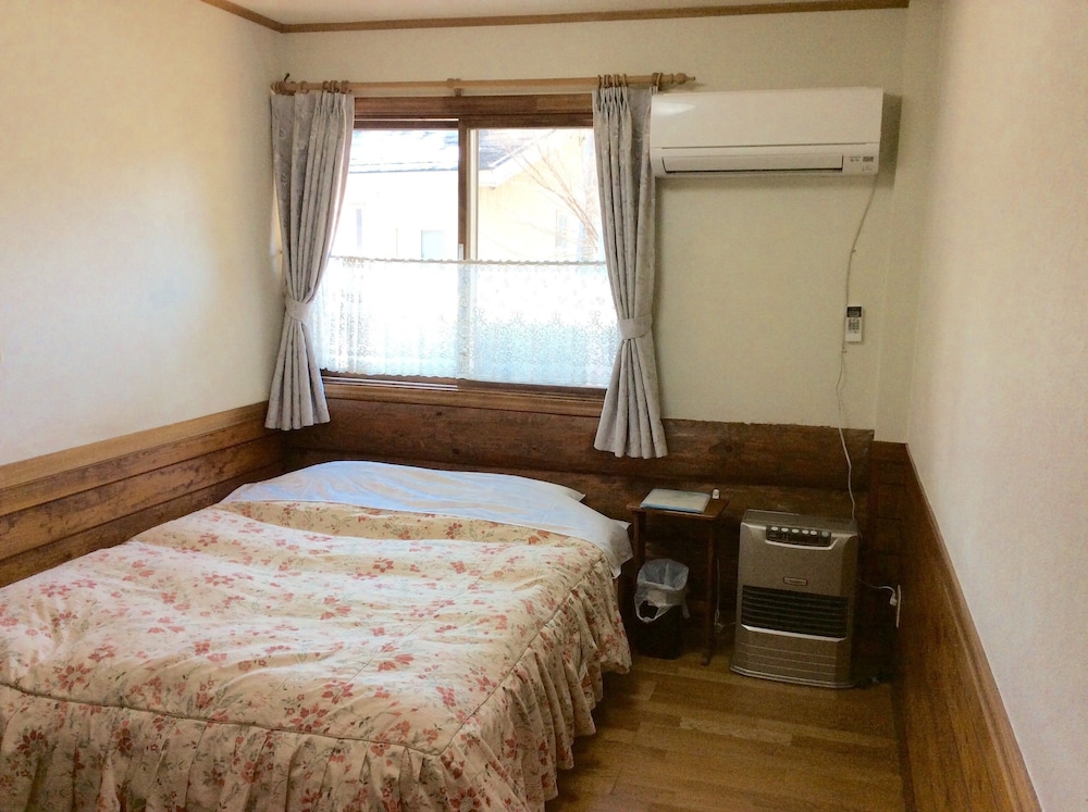 ダブルルーム　バス付き　共用トイレ | ペンション & ログコテージ星の子