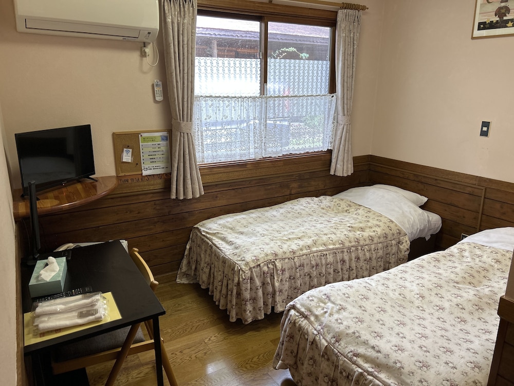 ツインルーム　バス付き　共用トイレ 客室2 | ペンション & ログコテージ星の子