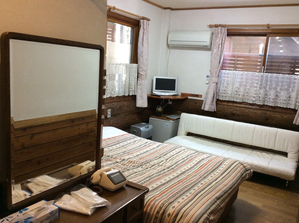 ダブルルーム　バス付き　共用トイレ 客室2 | ペンション & ログコテージ星の子