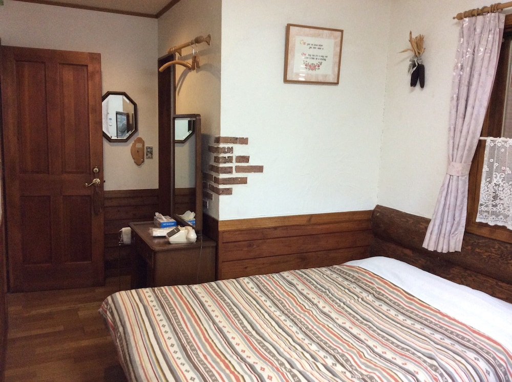 客室1 | ペンション & ログコテージ星の子 客室1 | ペンション & ログコテージ星の子