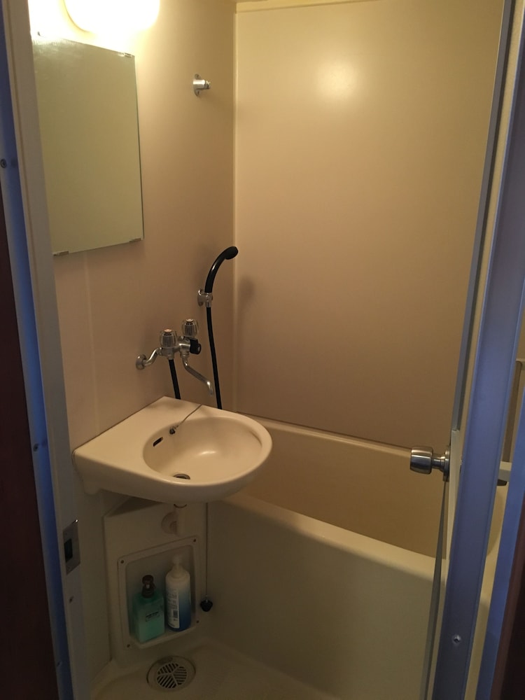 ツインルーム　バス付き　共用トイレ バスルーム0 | ペンション & ログコテージ星の子