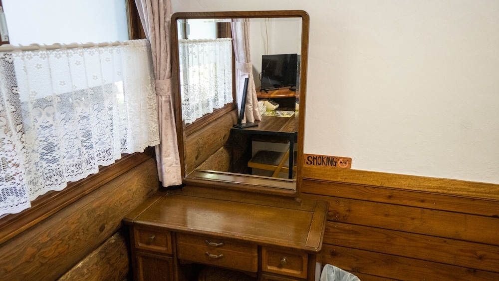 ダブルルーム　バス付き　共用トイレ 客室3 | ペンション & ログコテージ星の子