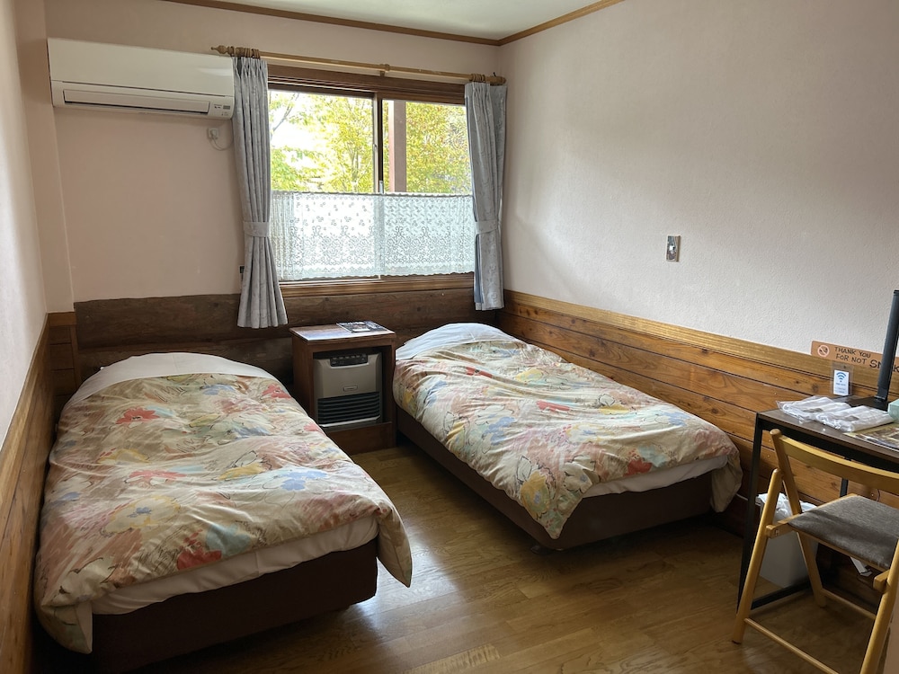 ツインルーム　バス付き　共用トイレ | ペンション & ログコテージ星の子