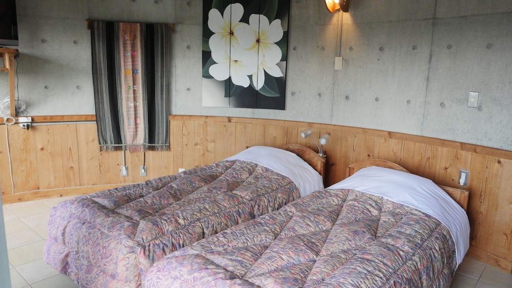 プレミアム 4 人部屋 シングルベッド 3 台 禁煙 シービュー 客室2 | BUZZ RESORT