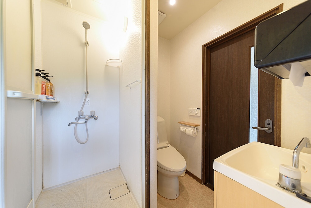 特別室露天風呂付き　(禁煙) バスルームのシャワー1 | 湯布院温泉 ひすいの宿 黎明