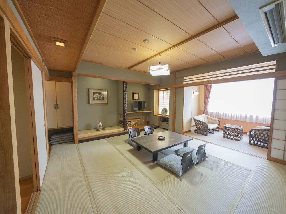 [準/特別室] 和室12.5畳+踏込 (最大定員: 6名) / 禁煙 | 川湯観光ホテル