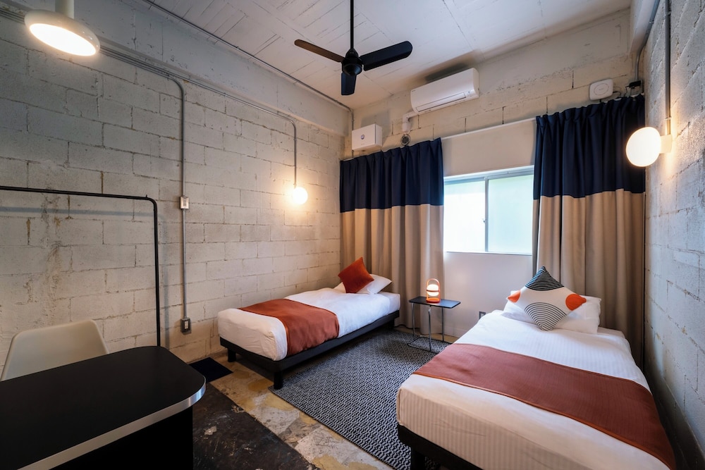 ツインルーム シングルベッド 2 台 禁煙 冷蔵庫 客室1 | スパイス モーテル オキナワ