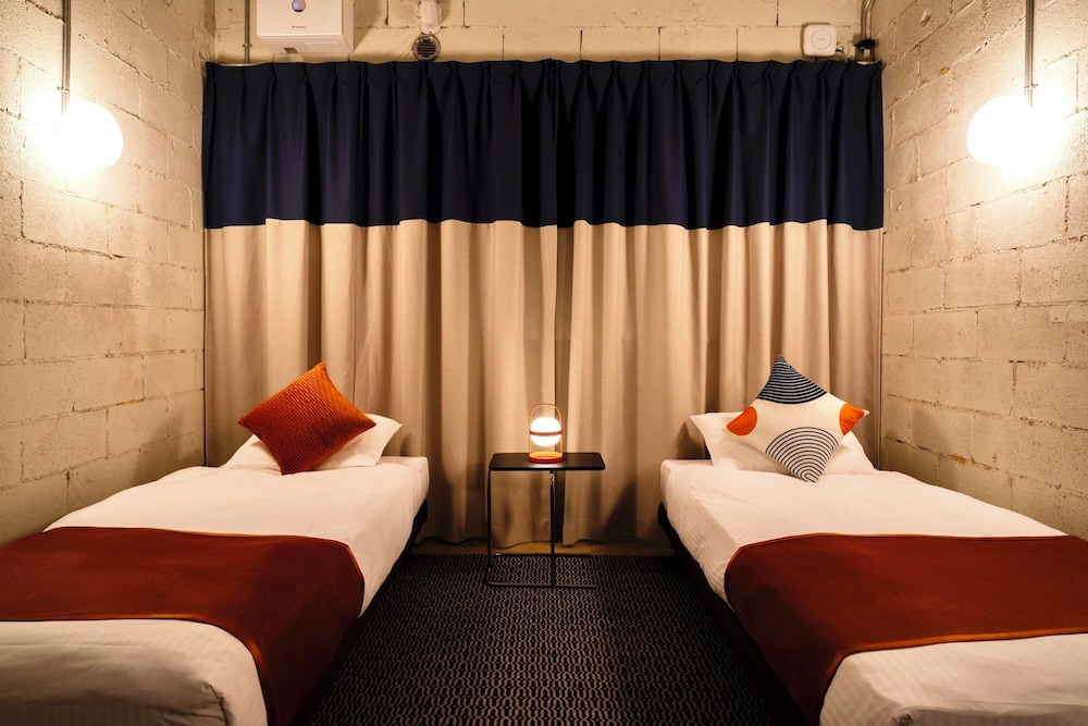 ツインルーム シングルベッド 2 台 禁煙 冷蔵庫 | スパイス モーテル オキナワ