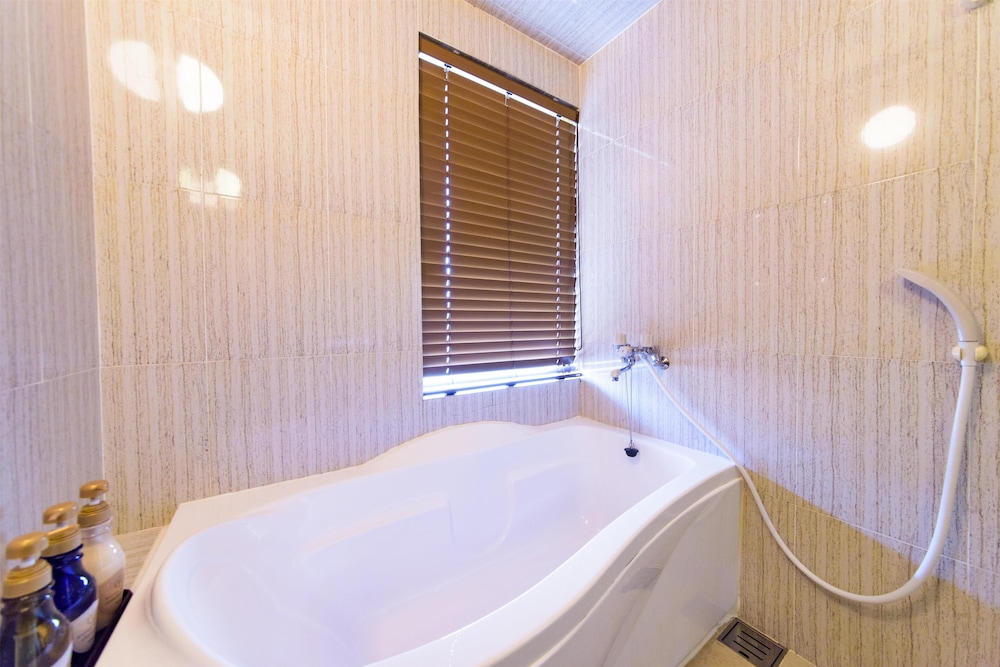 スタンダード ルーム シングルベッド 2 台 禁煙 オーシャンフロント (with Extra Bed) バスルーム1 | ベストウェスタン沖縄幸喜ビーチ