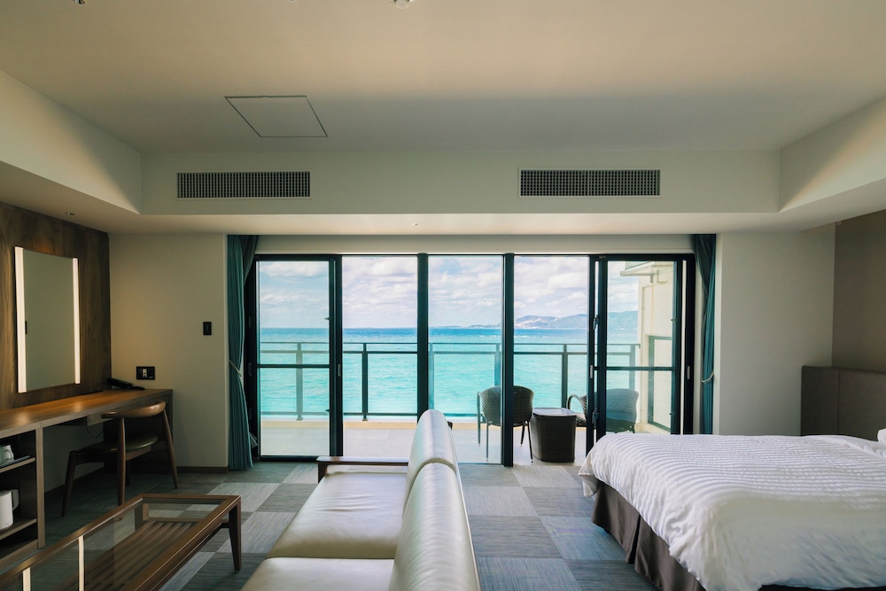 プレミアム ルーム シングルベッド 2 台 バルコニー オーシャンフロント 部屋からの景観0 | ベストウェスタン沖縄幸喜ビーチ