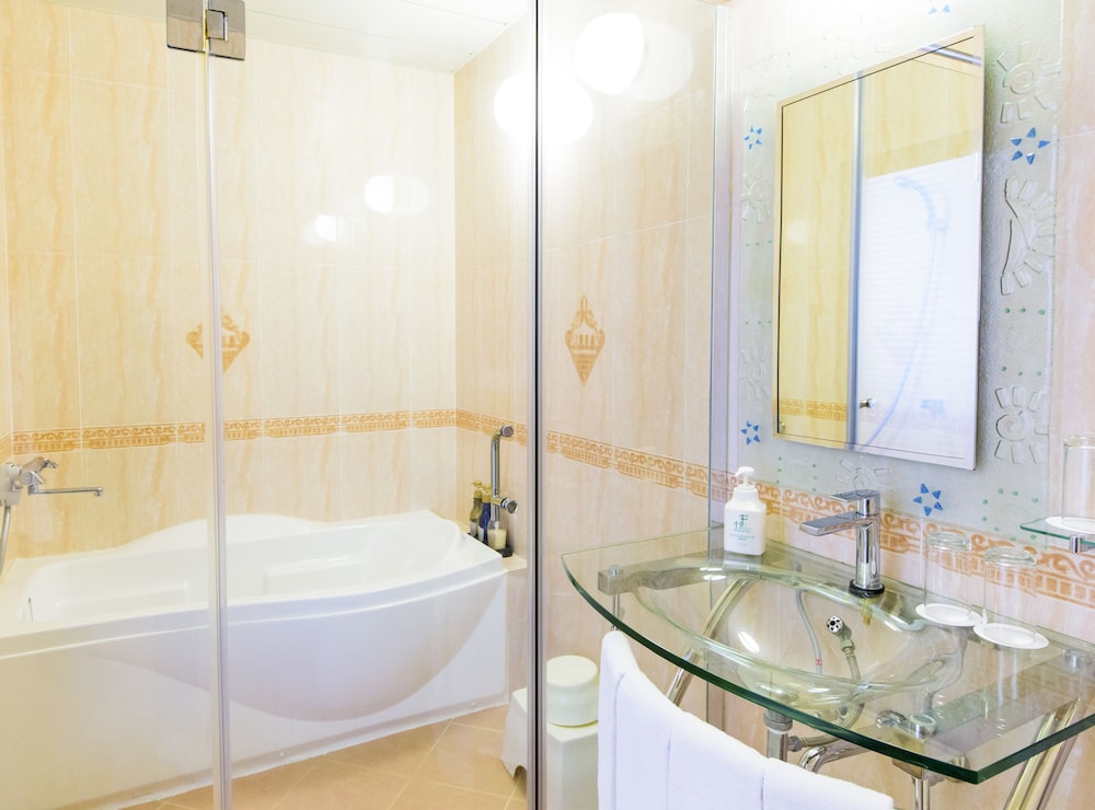 スタンダード ルーム シングルベッド 2 台 禁煙 オーシャンフロント (with Extra Bed) バスルーム0 | ベストウェスタン沖縄幸喜ビーチ