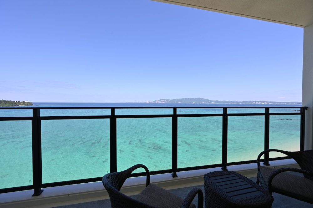 スーペリア ルーム シングルベッド 2 台 バルコニー オーシャンフロント (with Extra Bed) 客室3 | ベストウェスタン沖縄幸喜ビーチ